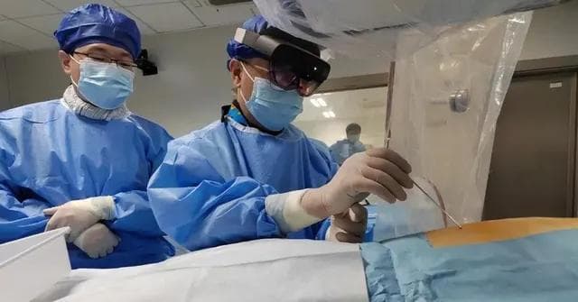 一针到位！混合现实技术让手术医生有了“透视眼”