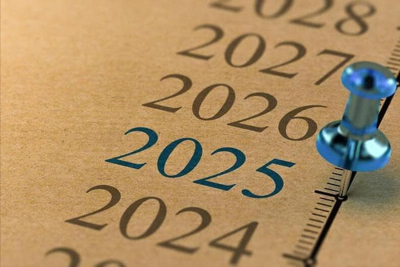 2025是青蛇年，俗语“木火青蛇年，四人穿红衣”，哪四种人要穿红？