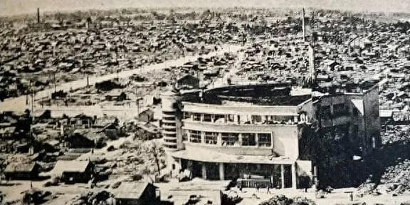 烧死50万日本人的“烧烤大师”李梅，竟被日本颁发最高等级奖章？