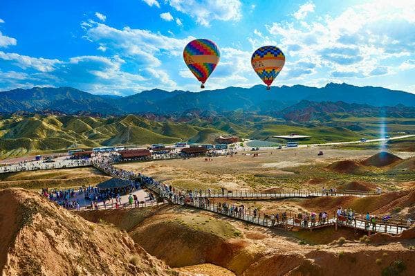 张掖丹霞大景区：旅游市场“乘”热而上