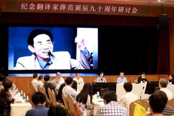 他把心中的美好化为歌词，与我们同行