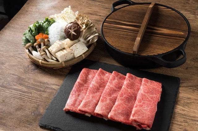 寿喜烧：食谱、食用方法及在东京品尝的最佳地点