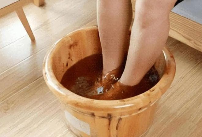 紧张焦虑通过泡脚可以适当改善吗？