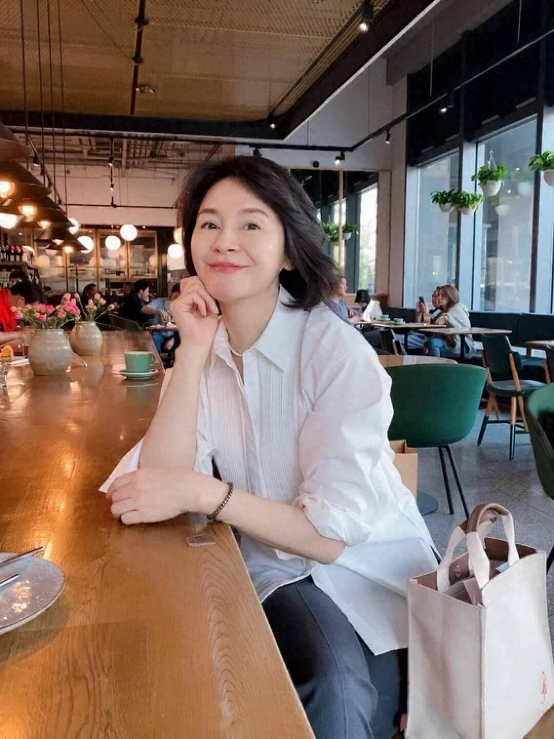 50+中年妈妈亲身示范：春天穿这“3裙2衫”，得体减龄显气质