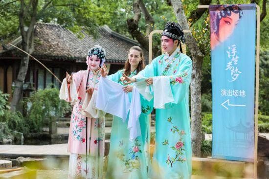 实景园林昆曲《牡丹亭》启幕 东方美学意境迷醉戏迷
