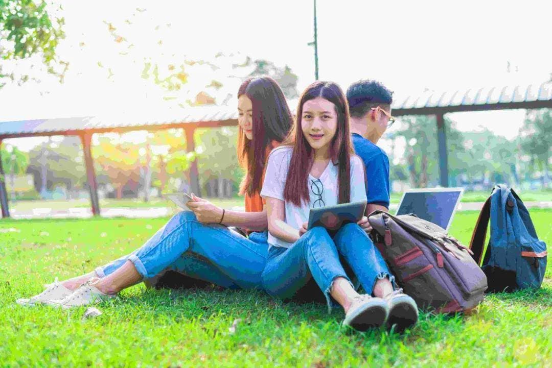 志愿者如何与学校和教育机构合作，为学生提供志愿者机会和经验？