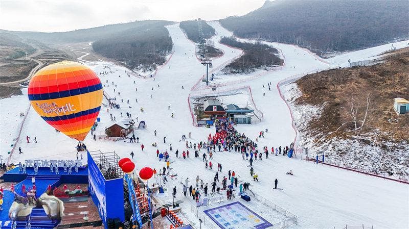 张家口冰雪经济热力十足：新玩法、赛事与装备产业齐头并进