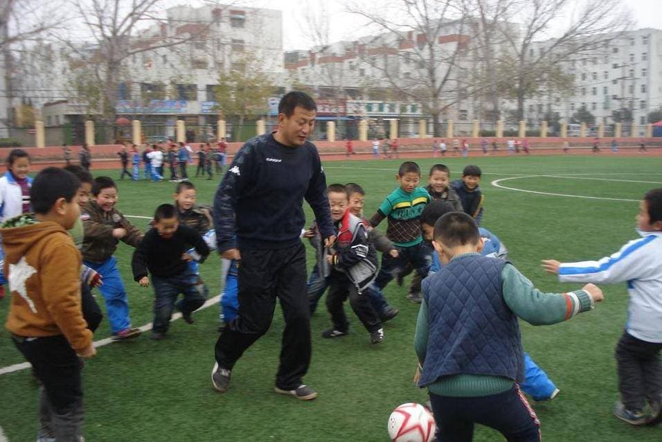 27年的坚守与热爱，青岛教师如何打造足球少年？