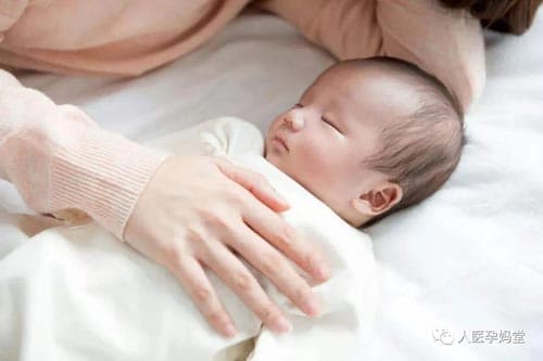 新生儿喂养，如何判断宝宝是否吃饱?