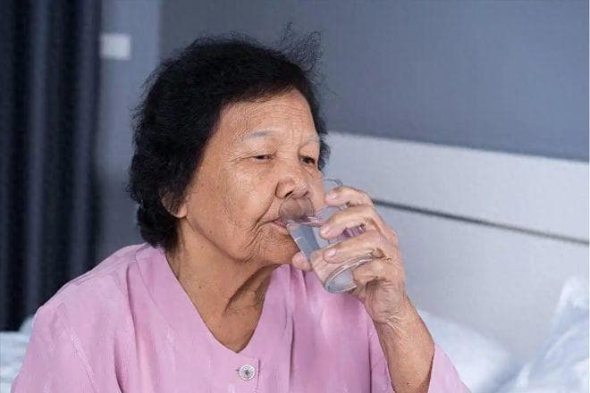 经常半夜口渴喝水好不好?医生:起夜喝水要注意3点，尤其退休后