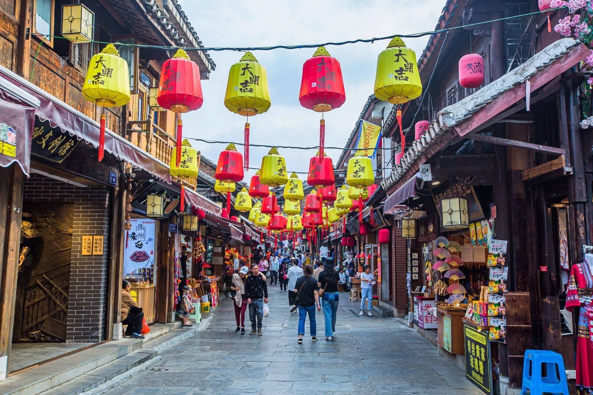 贵阳青岩古镇：贵州四大名镇之一的文化瑰宝和历史见证地