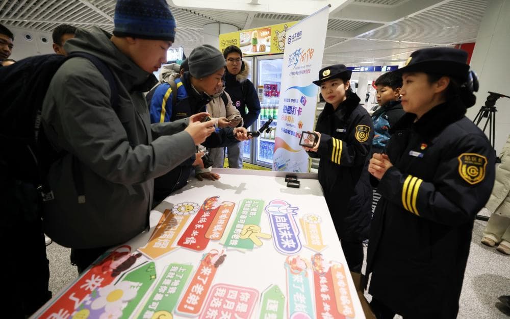 北京朝阳站终于通地铁了，乘客排队一个多小时打卡领文创