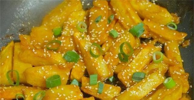 土豆这吃法真解馋，不炒不用炖，一次做2种口味，没肉吃着也很香