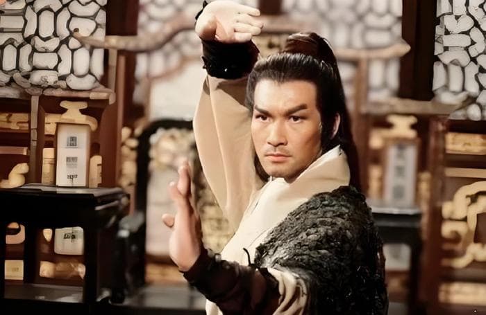 梁家仁：从82版《天龙八部》乔峰到周星驰黄金搭档，见证港片兴衰的演艺人生