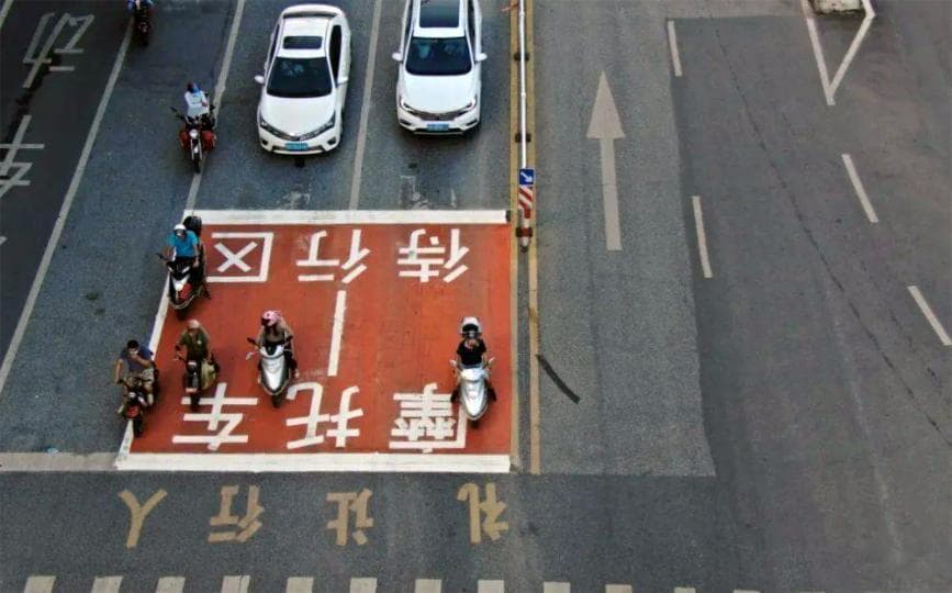 案例解读：摩托车碰撞掉头汽车却被判全责，骑手做法贻笑大方