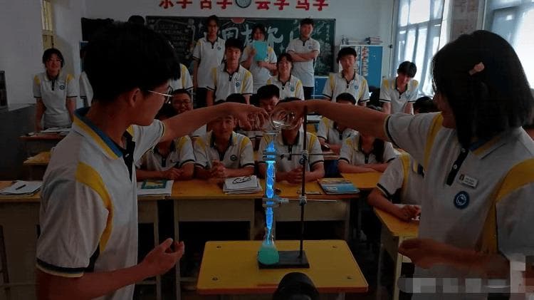 齐齐哈尔一中学用化学实验复刻“蓝眼泪”，指导老师：蓝光来自鲁米诺发光反应