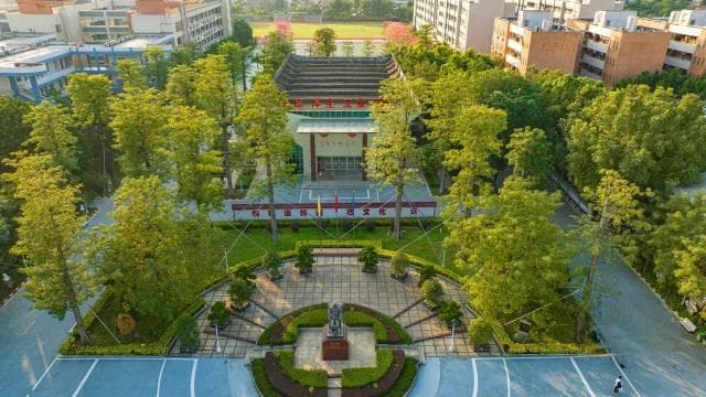 青云中学：不坠青云之志，勇当自主之人