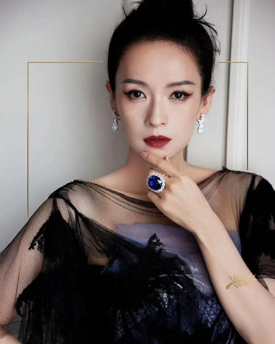 章子怡优雅礼裙 vs 刘诗诗率性西装：中年女性的两种时尚美学