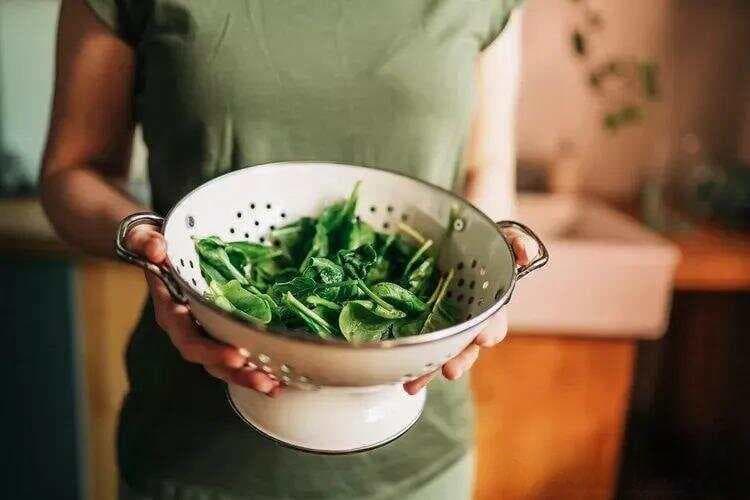 饮食指南：如何防止菠菜变粘？如果菠菜有部分腐烂该怎么办？