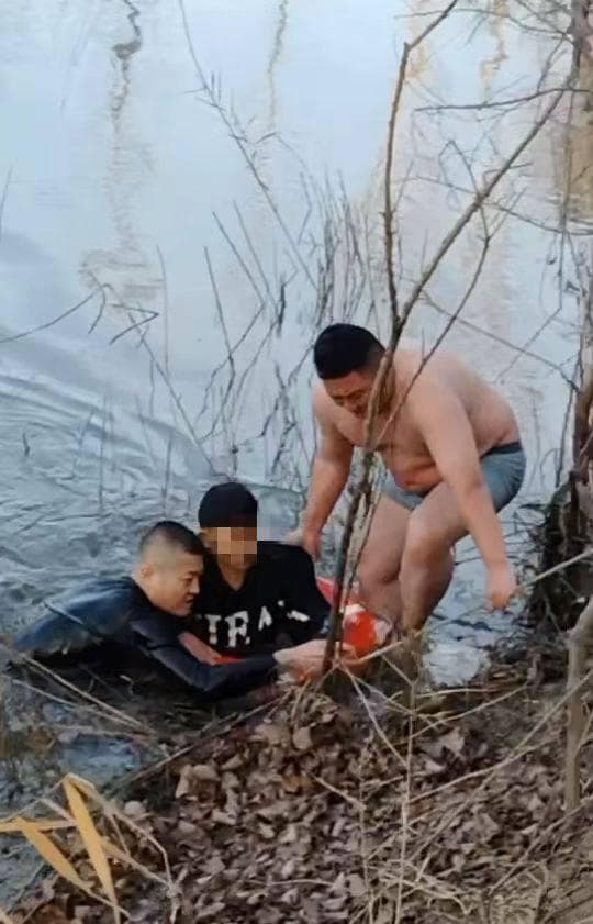青岛好人丨少年钓鱼落水，跨市漂流10余公里！不惧冰冷河水，民辅警紧急救援
