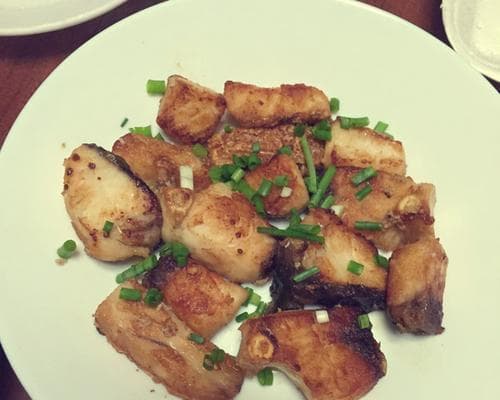 手把手教你做武汉糍粑鱼（用新鲜的草鱼和糍粑，做出口感软糯、味道鲜美的特色湖北菜）