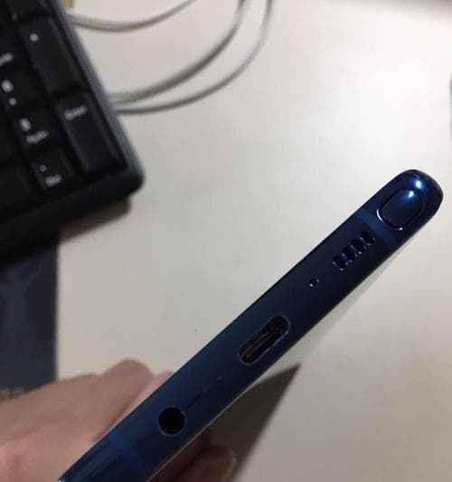 解决显示器表面细小划痕的方法（保护视觉健康）