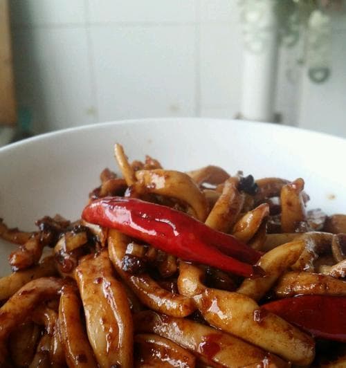 鱿鱼炖鸡，口感鲜美的双料美食（家庭烹饪的必备技巧和做法）