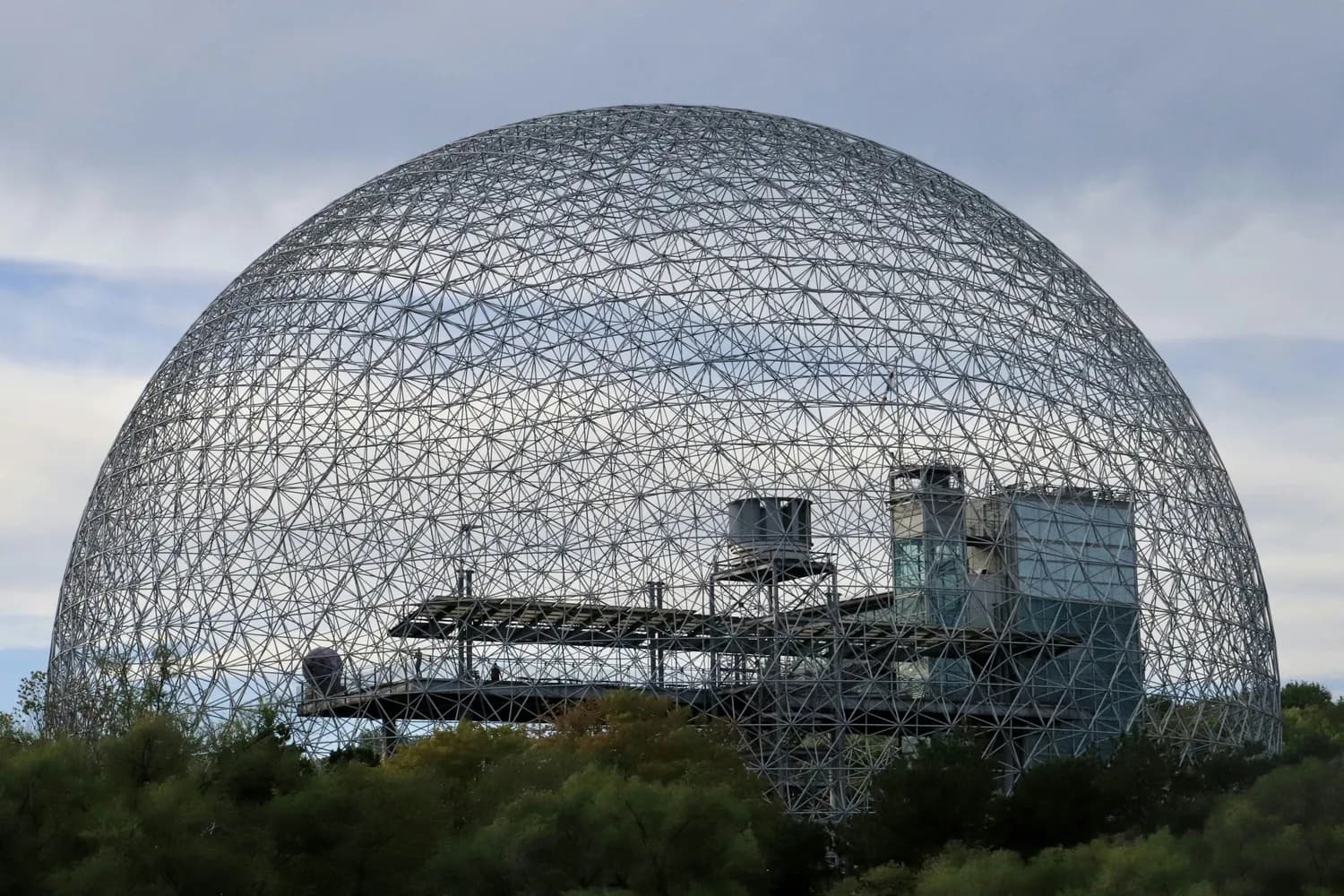 河南省科技馆球幕影院：23米穹幕带你遨游太空、穿越侏罗纪