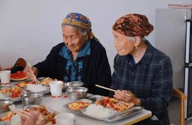 “吃饭七分饱”错了？医生告诫：过了70岁，吃饭要尽量做到这4点