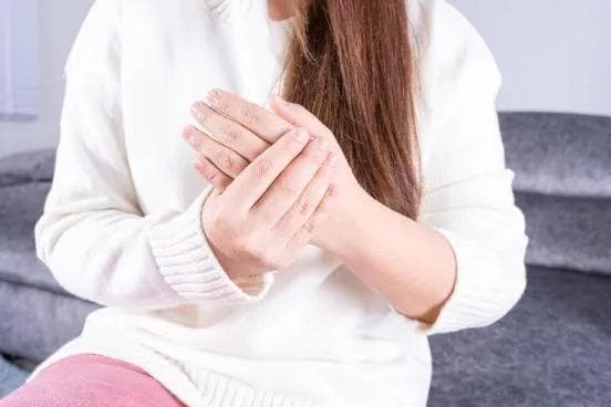 手麻、脚麻是因为太累了？小心这7种病正向你靠近，别不在意！