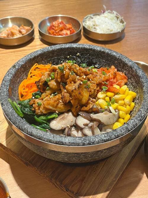 石锅拌饭：韩餐里的缤纷盛宴