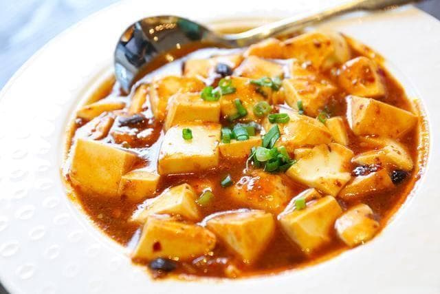 红烧豆腐时，有人先煎有人直接炖，教你正确做法，豆腐更入味