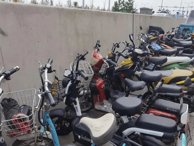 新买的电动车"一充就满，一用就没电"？维修工透露真实原因