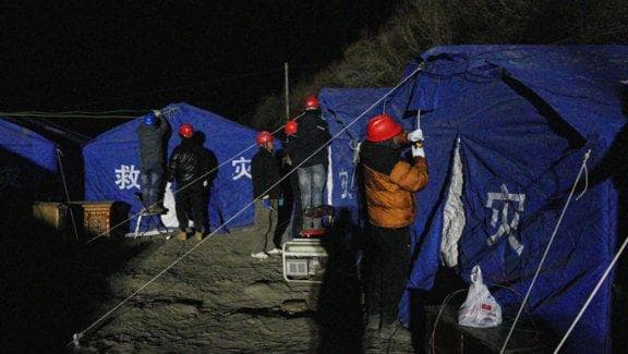 西藏6.8级地震已致126人遇难，灾后第一晚受灾群众怎么过？