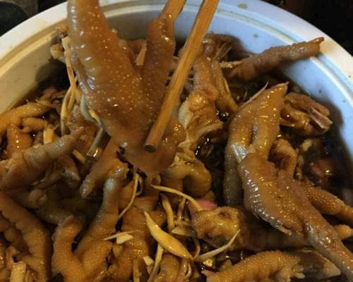 白萝卜泡鸡爪的家常做法（健康美味又简单，让你轻松拥有酥嫩入味的鸡爪美食）