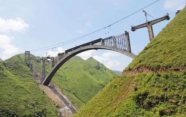 贵港在建大桥最新消息：主体结构即将完工，小巷中的隐藏瑰宝等你探寻
