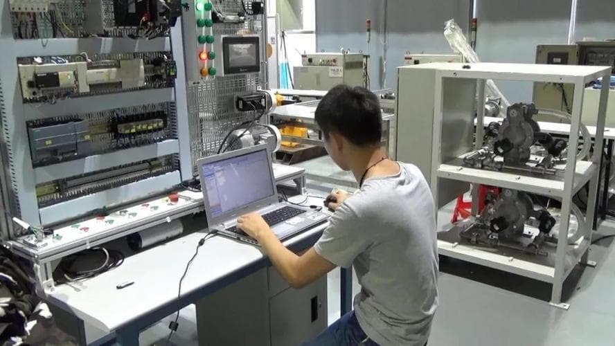 如何选择工业机器人培训机构？八大维度全面解析