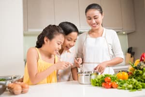 产妇喝小米粥：营养价值、注意事项及推荐食谱