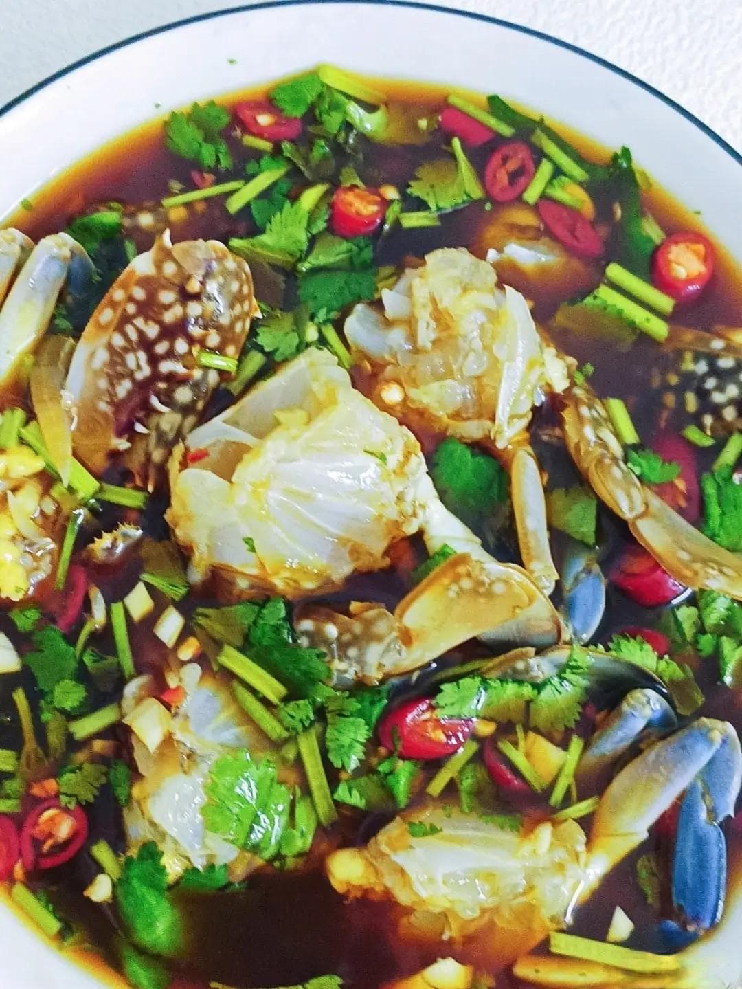 沿海传统美食生腌螃蟹：制作秘诀与品尝指南