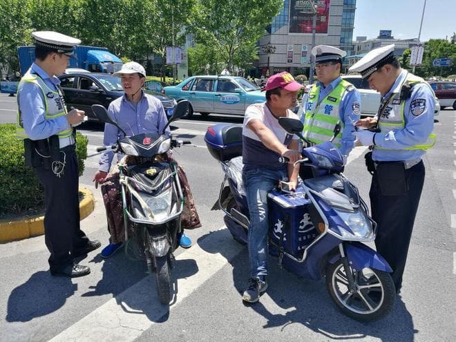 严查无牌车，电动车、三轮合法上牌，交警：满足4个条件，5种材料