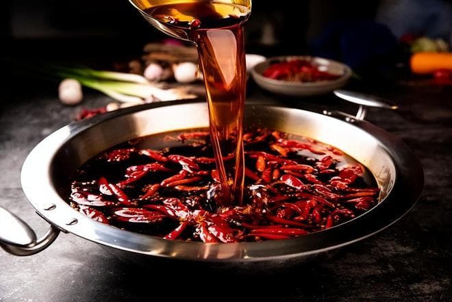 冬天吃火锅时，为何肉菜都会垫上生菜？到底能吃吗？店老板告诉你