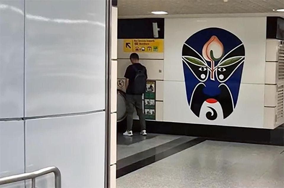 中国男子新加坡地铁撒尿被罚万余元，照片曝光引发热议：到底是谁丢了脸？