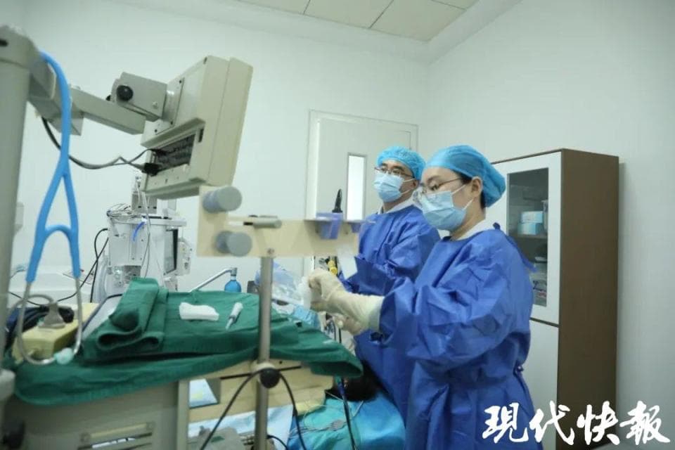 1岁半女童偷吃花生米卡住气管，医生紧急手术取出