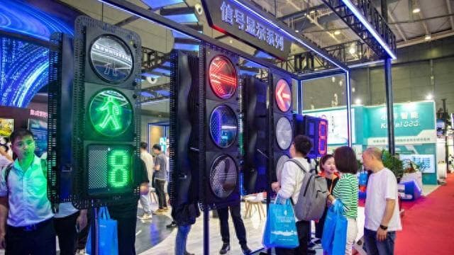 红绿灯坏了几天还没好？背后的“第三方服务”难题
