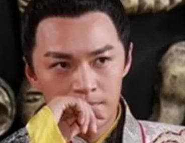 李世民在玄武门之变后去见李渊时，做了什么样的动作？