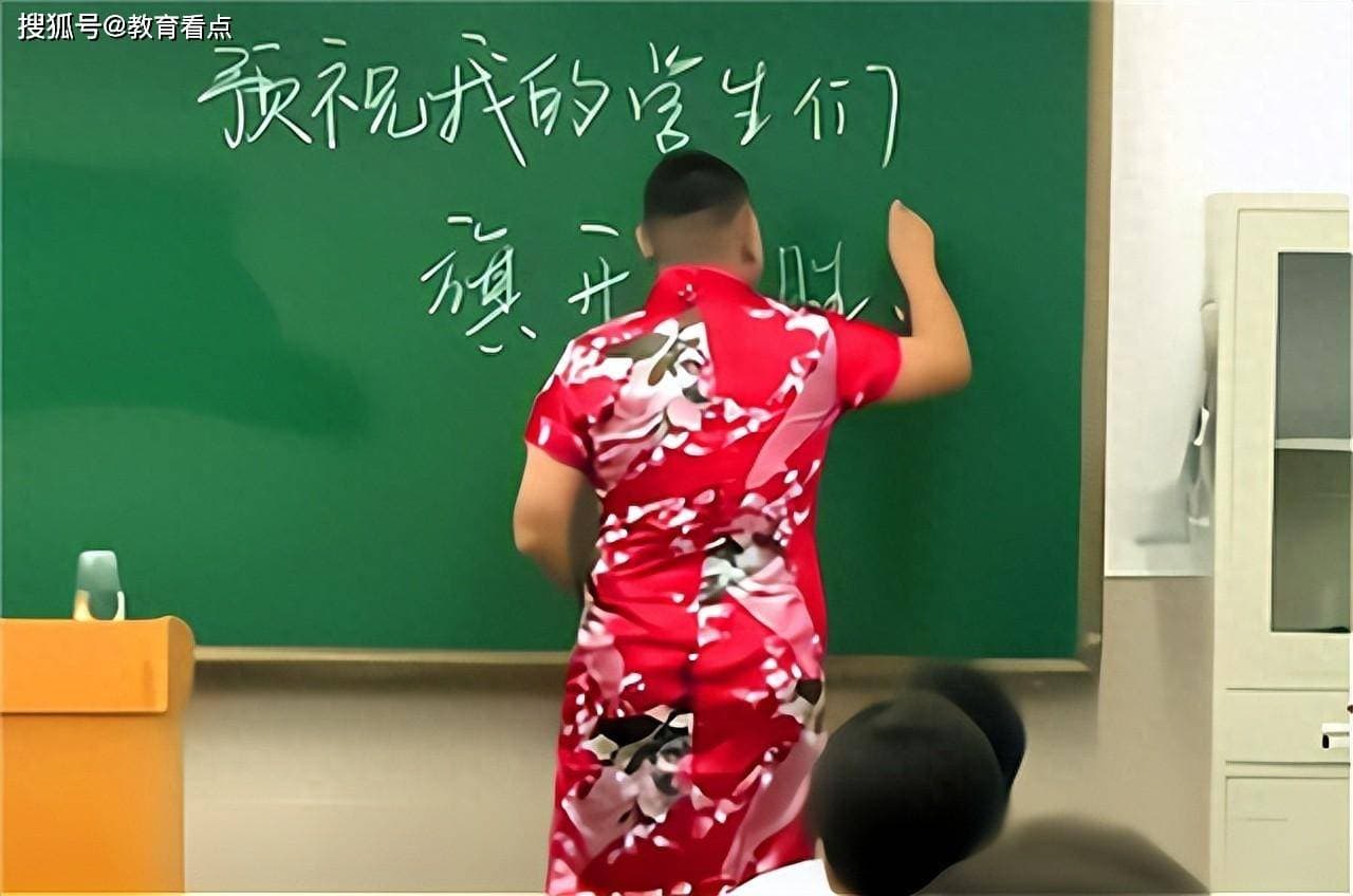 旗开得胜！男生穿旗袍为高考同学加油