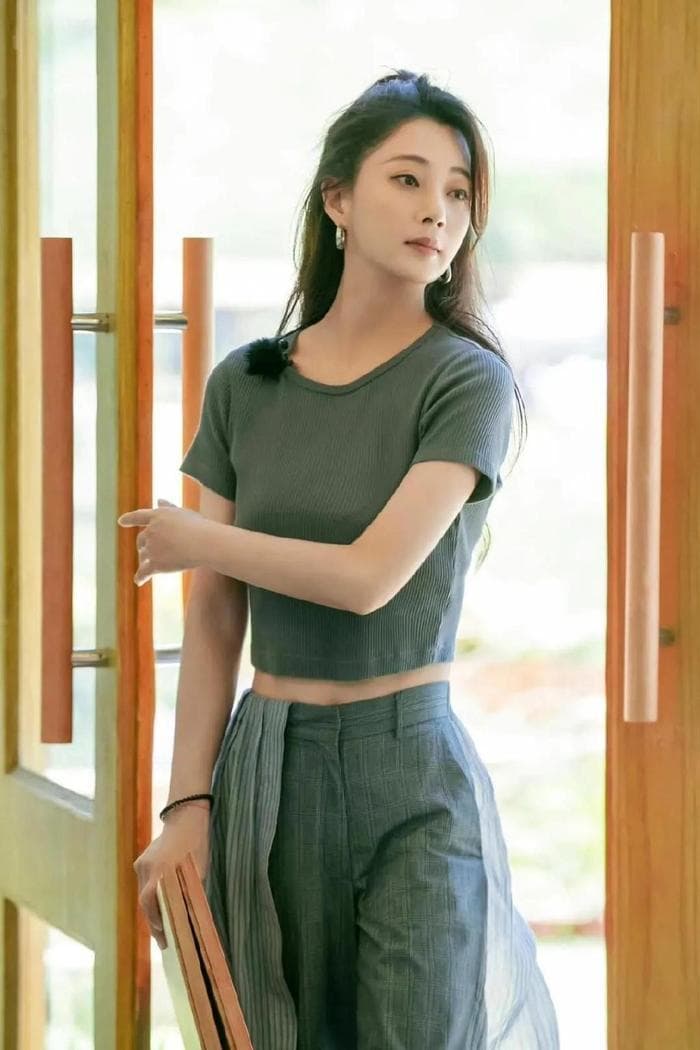 视后大满贯得主殷桃，不上综艺，不带货，养花健身潜心修炼内在美