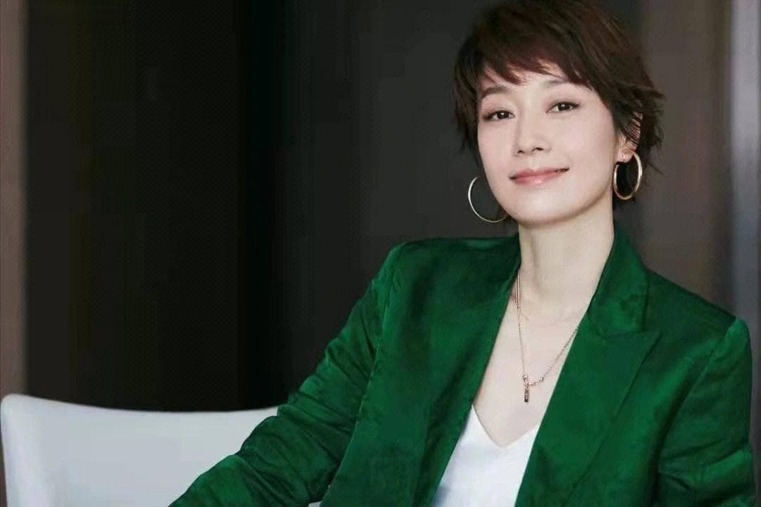 马伊琍：公益路上的爱心大使，首执导筒的女性力量