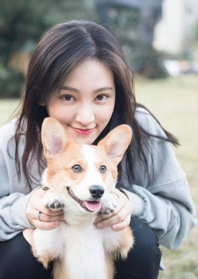 “武大校花”黄灿灿自曝被网暴：娱乐圈的黑暗角落与女性困境