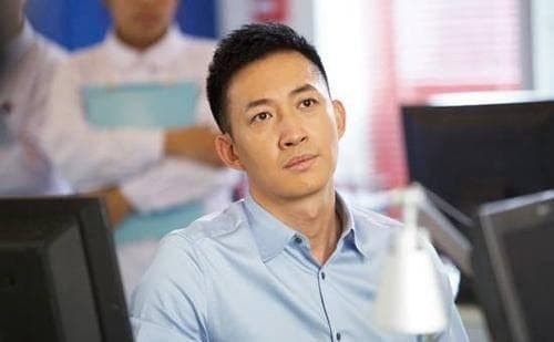 45岁王阳：演了17年的配角，活成了人生主角，妻儿长伴身旁